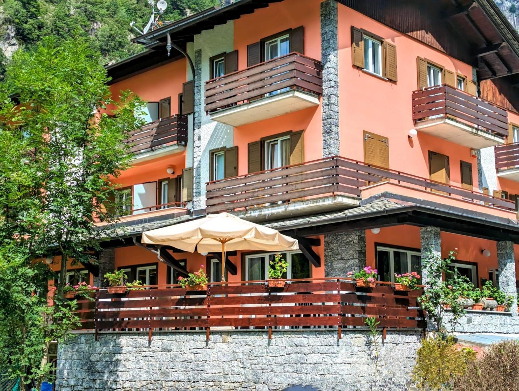 Hotel Ristorante Sasso Remenno Val Masino ภายนอก รูปภาพ