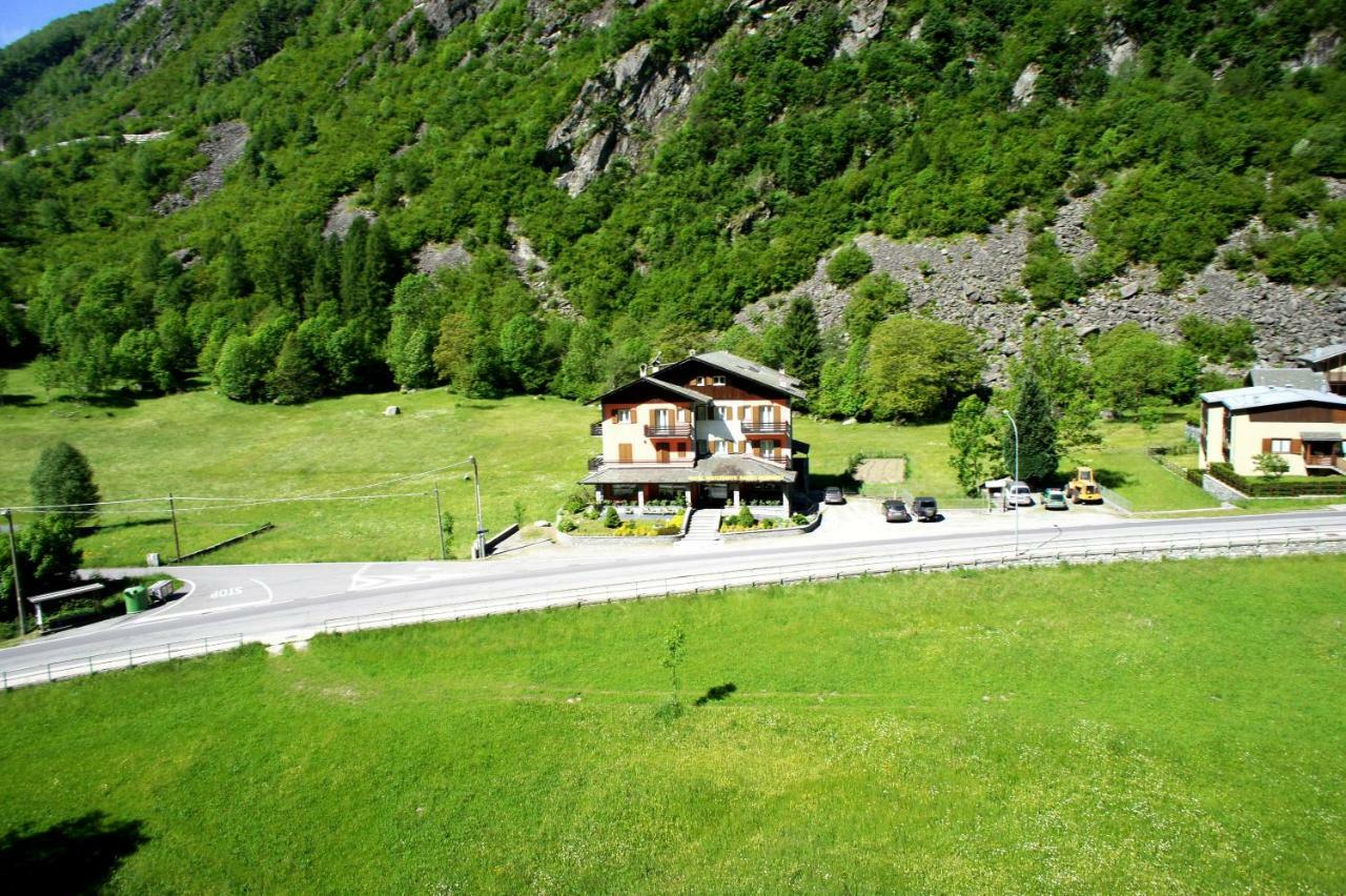 Hotel Ristorante Sasso Remenno Val Masino ภายนอก รูปภาพ